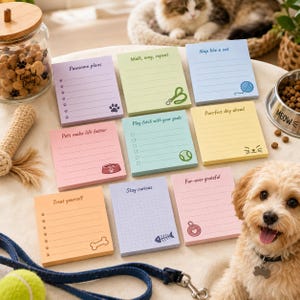 Puede incluir: Una colección de notas adhesivas de colores con ilustraciones y frases sobre mascotas, como "Pawsome plans" y "Fur-ever grateful". También se ven un perro y un gato, junto con un tarro de golosinas para perros y un juguete para perros.