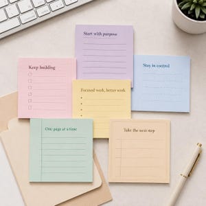 Peut inclure: Un ensemble de post-it colorés avec des phrases motivantes telles que « Commencez avec un objectif » et « Passez à l'étape suivante ». Les notes sont dans des tons pastel de rose, violet, jaune, bleu et beige, avec des lignes et des cases à cocher.