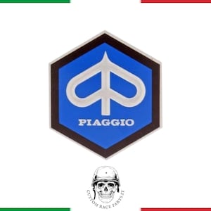 Puede incluir: Una pegatina hexagonal azul y negra con un logotipo estilizado blanco y la palabra "PIAGGIO" en letras blancas.
