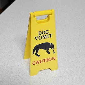 Letrero de perro vomitando en suelo mojado / Regalo de broma / Relleno de media / 5 pulgadas