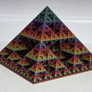 Pirámide fractal de nivel 7 grande, octaedro de Sierpinski, triángulo de Sierpinski, 9 x 9 x 6,5