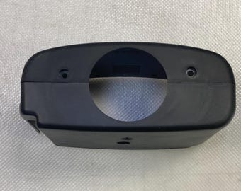 Könnte beinhalten: Schwarze Plastikabdeckung mit einer kreisförmigen Öffnung. Die Abdeckung hat zwei kleine Löcher oben und ein kleines Loch unten.