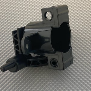 Può includere: Supporto per fotocamera in plastica nera con braccio girevole e morsetto. Il supporto ha un foro per una vite e una piccola manopola per regolare l'angolo.