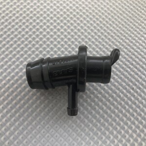 Peut inclure: Connecteur en plastique noir en forme de T avec le texte "SAAB" imprimé dessus.