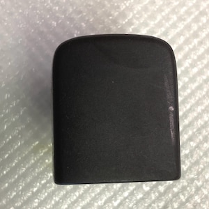 Puede incluir: Un objeto rectangular de plástico negro con bordes redondeados.