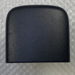 Puede incluir: Una cubierta de manija de puerta de plástico negro.