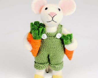 Handmade Felt Gardener Mouse - Holding Home Grown Carrots