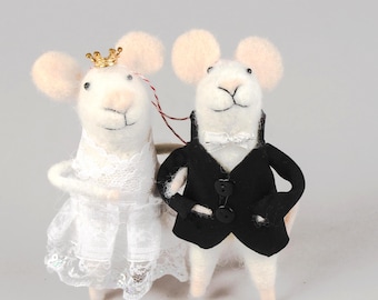 Handmade Felt Mice Holding Love Heart - Valentines Gift