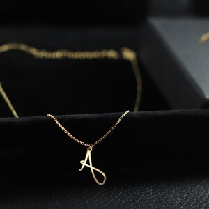Collar con letra inicial Colgante con inicial Scriptina Collar con inicial personalizado Regalo de San Valentín