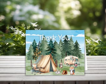 Op de afbeelding: Een aquarel-illustratie van een camping in het bos met een tent, een camper en dieren. De tekst "Bedankt" staat in de lucht.