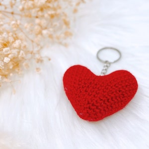 Gestricktes rotes Herz Schlüsselanhänger Handgemachter Charme Gestrickter Amigurumi Schlüsselanhänger Crochet Liebe Herz Schlüsselanhänger Geburtstagsgeschenk Einzigartige Geschenke Weihnachtsgeschenk