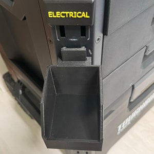 Puede incluir: Caja de herramientas negra con una etiqueta amarilla que dice "ELECTRICAL" y una peque&ntilde;a bandeja negra unida al lado.