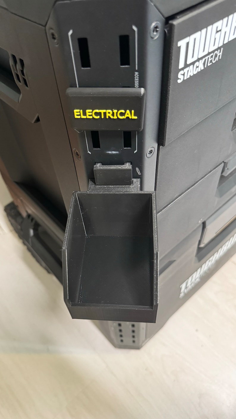 Puede incluir: Caja de herramientas negra con una etiqueta amarilla que dice "ELECTRICAL" y una peque&ntilde;a bandeja negra unida al lado.