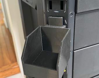 Könnte beinhalten: Schwarze Werkzeugbox mit einem kleinen schwarzen Kunststoff-Aufbewahrungskorb an der Seite. Die Werkzeugbox hat ein Etikett mit der Aufschrift "Electrical" in gelben Buchstaben.