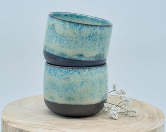 手作りの陶器カップ、コーヒーカップ、タンブラー、取っ手なしマグカップ、緑と青の釉薬、黒の炻器