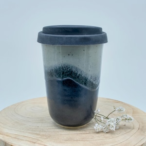 Handgemachter schwarz-grauer Keramikreisebecher mit Silikondeckel und -hülse, Keramiktasse, 400ml