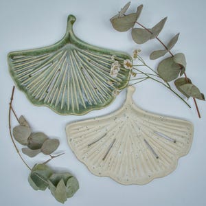 Handgefertigte Seifenschale aus Keramik, Seifenhalter in Form eines grünen Ginkgoblatts, Badezimmeraccessoire aus Keramik