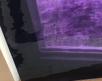 Puede incluir: Primer plano de un panel de vidrio morado con un borde oscuro. El vidrio es ligeramente texturizado y tiene un brillo sutil. El panel está apoyado sobre una superficie de madera.