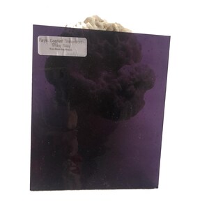 Pu&ograve; includere: Foglio trasparente di melanzana viola con il testo "Purple Eggplant Transparent" e "Tiffany Today" su un'etichetta bianca.
