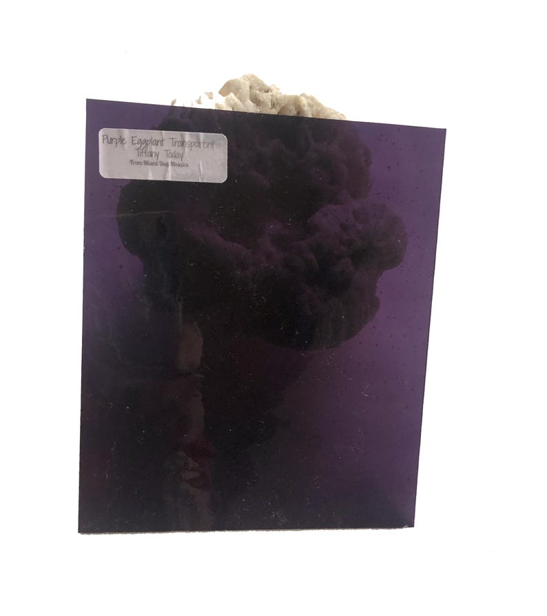 Pu&ograve; includere: Foglio trasparente di melanzana viola con il testo "Purple Eggplant Transparent" e "Tiffany Today" su un'etichetta bianca.