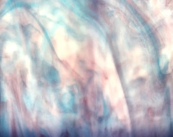 Puede incluir: Obra de arte abstracta con un efecto suave y borroso. La imagen presenta patrones fluidos de tonos azules, rosas y blancos, creando una estética onírica y etérea. Los colores se mezclan a la perfección, evocando una sensación de movimiento y profundidad.