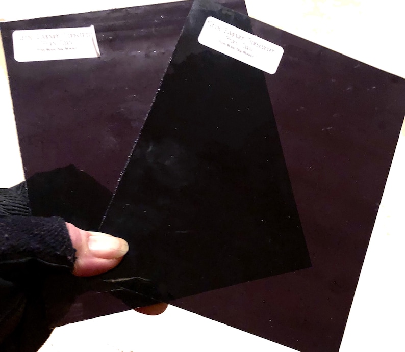 Pu&ograve; includere: Due pezzi di vetro colorato di viola scuro, uno leggermente pi&ugrave; scuro dell'altro. Ogni pezzo ha un'etichetta bianca con il testo "25% Tint" e "25% Tint" stampato su di essi.