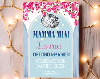 Op de afbeelding: Een blauwe en witte huwelijksuitnodiging met roze bloemen en een discobal. De tekst luidt "Mamma Mia! Lauras Getting Married! Celebrate Our Dancing Queen! West Park 14th May 20XX".