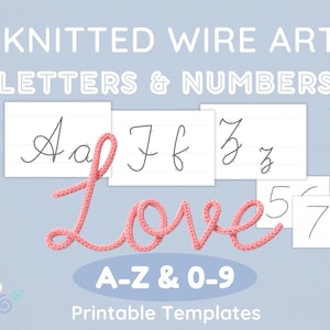 Op de afbeelding: Een set van drie keramische mokken met een gespikkelde, matte afwerking. De mokken zijn in crème, lichtgrijs en donkergrijs. Elke mok heeft een eenvoudig, minimalistisch ontwerp.