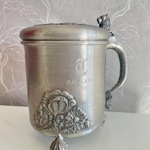 Norwegian vintage pewter tankard with lid and lion pewter decoration of Norway