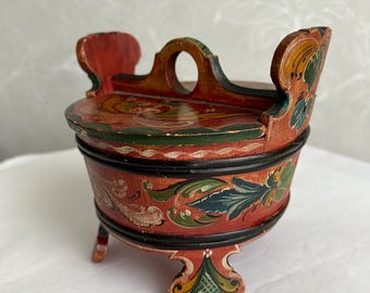 Antieke botervloot met rosemaling: geverfde houten kom, decor Noorwegen