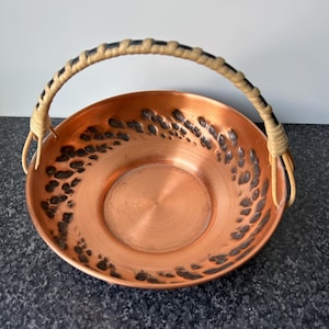Cesta de cobre vintage hecha a mano con asa