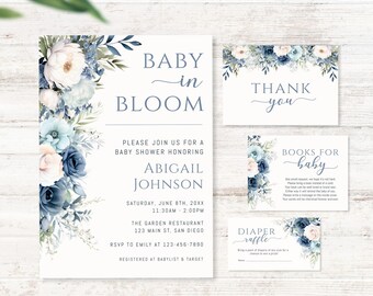 Könnte beinhalten: Babyparty-Papeterie-Set mit floralen Designs in Blau-, Weiß- und Rosatönen. Die Hauptkarte der Einladung lautet "Baby in Bloom" und enthält Veranstaltungsdetails. Zusätzliche Karten sind "Danke", "Bücher für Baby" und eine "Windel-Verlosung"-Karte.