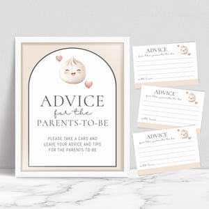 Könnte beinhalten: Ein Set für Babyparty-Ratschläge, bestehend aus einem gerahmten Schild und Ratschlagskarten. Das Schild zeigt den Text "ADVICE for the PARENTS-TO-BE" mit einer Knödel-Illustration und Herzdetails. Karten für Ratschläge.