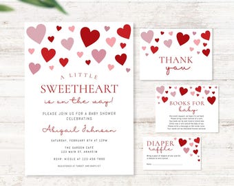Puede incluir: Una invitación a una fiesta de bienvenida al bebé con un diseño de corazones rojos y rosas. La invitación dice "A Little Sweetheart is on the way!" e incluye el nombre Abigail Johnson, la fecha, la hora y el lugar de la fiesta. También hay tarjetas de agradecimiento y una tarjeta de rifa de pañales con el mismo diseño de corazón.