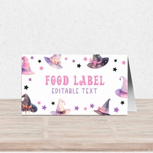 Może przedstawiać: Drukowana etykieta żywności z tekstem "FOOD LABEL" i "EDITABLE TEXT" w kolorze różowym. Tło jest białe z wzorem fioletowych i różowych kapeluszy czarownic i czarnych gwiazd.