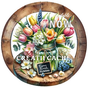 Pode incluir: Um buquê de tulipas coloridas, jacintos e outras flores da primavera em um frasco de vidro com uma placa de quadro-negro que diz "Farm Fresh Flowers" sobre uma superfície de madeira. A imagem tem o texto "Available Now" e "Creatifcache".