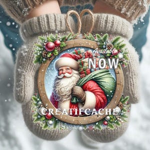Puede incluir: Un adorno navide&ntilde;o con un Pap&aacute; Noel sosteniendo una bolsa de regalos. El adorno est&aacute; rodeado de acebo verde y bayas rojas. El texto "Available Now" y "Creatifcache" est&aacute;n en el adorno.