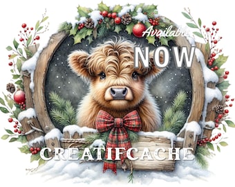 Op de afbeelding: Een Highland-koe met een rood-zwarte ruitjesstrik kijkt uit een besneeuwd houten frame dat versierd is met hulst, bessen en dennentakken. De tekst "Available NOW" en "CREATIFCACHE" is zichtbaar op het frame.