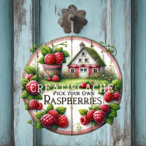 Op de afbeelding: Ronde houten bord met een rustiek ontwerp. Het bord heeft een rood-witte geruite rand, een klein huis met een groen dak en een houten emmer gevuld met frambozen. De tekst "PICK YOUR OWN RASPBERRIES" wordt weergegeven.
