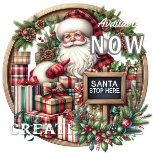 Op de afbeelding: Een ronde houten lijst met een kerstscène met de kerstman, cadeaus en groen. De kerstman draagt een rood-zwarte geruite hoed en jas en wijst naar een bord met de tekst "Santa Stop Here." De tekst "Available Now" is in witte letters op een rode achtergrond geschreven.