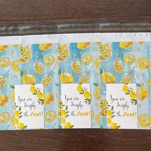 Könnte beinhalten: Drei weiße Umschläge mit einem blauen und gelben Zitronendruck. Jeder Umschlag enthält eine Karte mit der Aufschrift "You are Simply The Zest!"