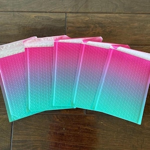 Peut inclure: Cinq enveloppes à bulles ombrées rose et bleu avec un motif texturé.