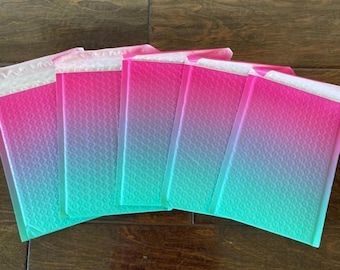 ¡Paquete de 10 o 20! Hermosos sobres de burbujas de diseño en 3 tonos verde, azul y rosa. ¡Bolsas autoadhesivas con autosellado! Aprobadas por USPS, UPS y Fedex.