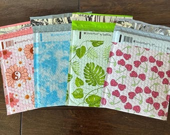 Confezione da 10 o 20 buste postali imbottite a bolle d'aria da 15x25 cm con 4 motivi decorativi! Buste imbottite autoadesive! Approvate da USPS/UPS/Fedex!