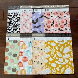 Può includere: Otto buste di polietilene a tema Halloween e Ringraziamento. Le buste misurano 10x13 pollici e presentano vari disegni, tra cui zucche, fantasmi, pipistrelli, teschi e tacchini.