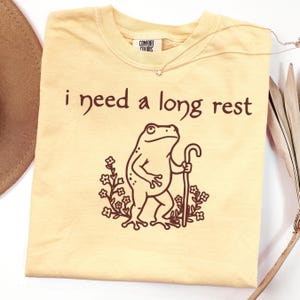 Jag behöver en lång vila rolig present till nyblivna pappa-tröjor Gamer Geeky Goblincore Groda-tröja RPG Humor Fantasy Nördtröja