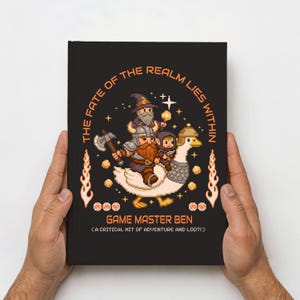 Op de afbeelding: Een zwarte boekomslag met pixelkunst van fantasiekarakters op een gans. De tekst luidt "THE FATE OF THE REALM LIES WITHIN" en "GAME MASTER BEN". Daaronder staat de tekst "A CRITICAL HIT OF ADVENTURE AND LOOT!".