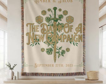 Può includere: Un arazzo color crema con bordo decorativo e frange. L'arazzo presenta il testo "Amber & Jacob" e "The Dawn of a New Campaign" con una spada e un motivo floreale. È presente anche la data "27 settembre 2025".