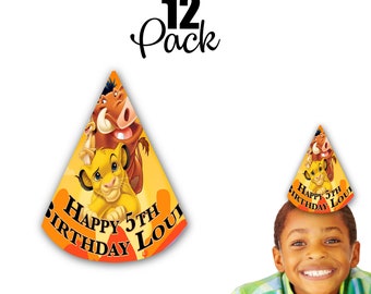 ライオンキング バースデーパーティーハット - 12個パック - シンバ、ナラ、ティモン、プンバァにインスパイアされた子供の誕生日のお祝い用品（名前と年齢付き）