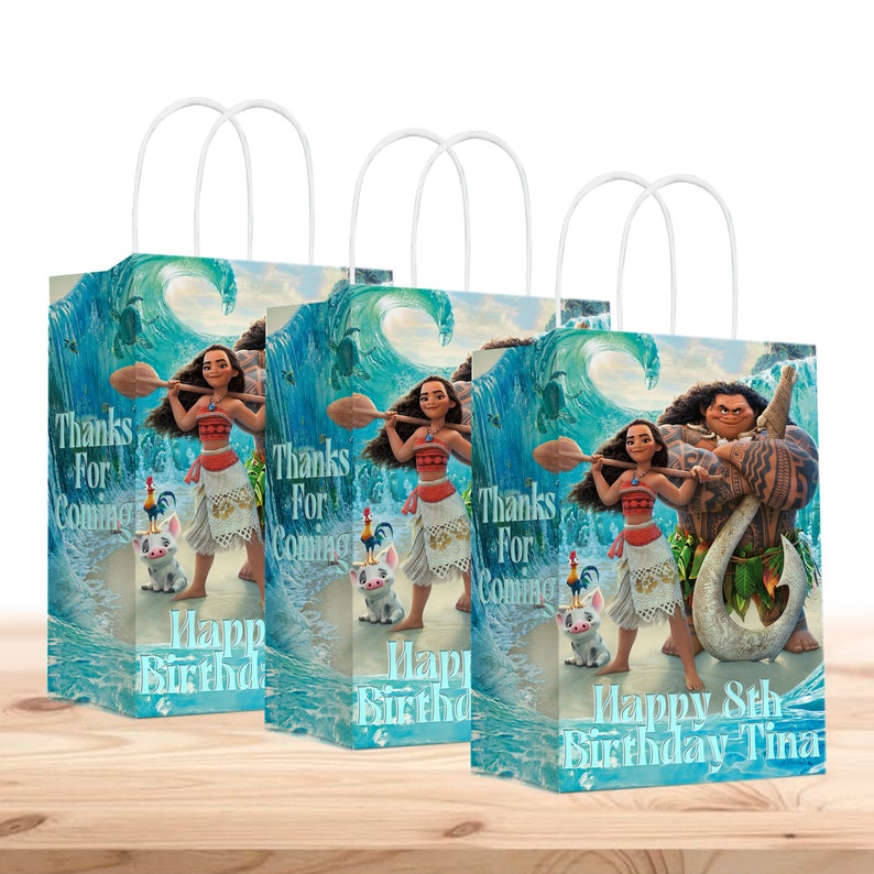 K&ouml;nnte beinhalten: Drei Geschenkt&uuml;ten mit wei&szlig;en Griffen. Die Taschen zeigen Charaktere aus einem beliebten Animationsfilm vor einem blauen Ozeanwellenhintergrund. Der Text enth&auml;lt "Thanks For Coming" und "Happy 8th Birthday Tina."